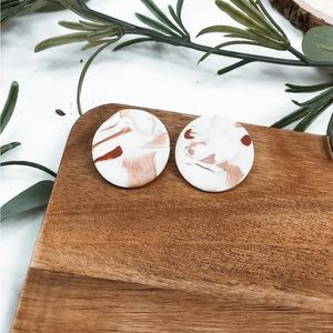 Handmade clay stud marble earrings - circle rose gold/white
